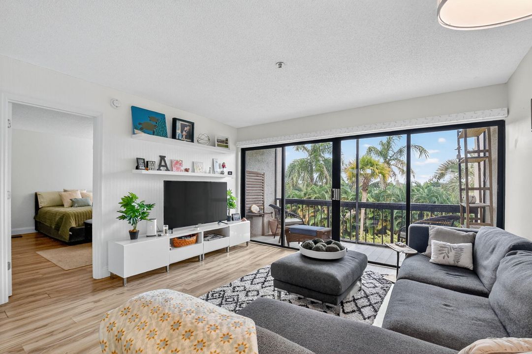 待售: $235,000 (2 贝兹, 2 浴室, 1042 平方英尺)