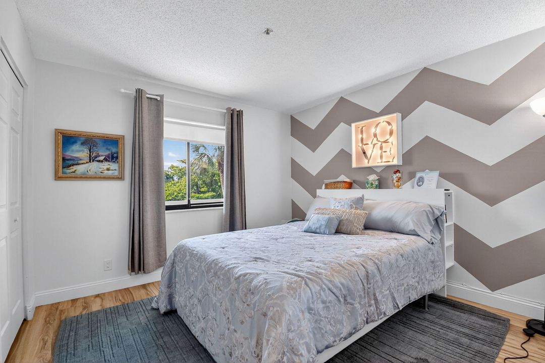 待售: $235,000 (2 贝兹, 2 浴室, 1042 平方英尺)