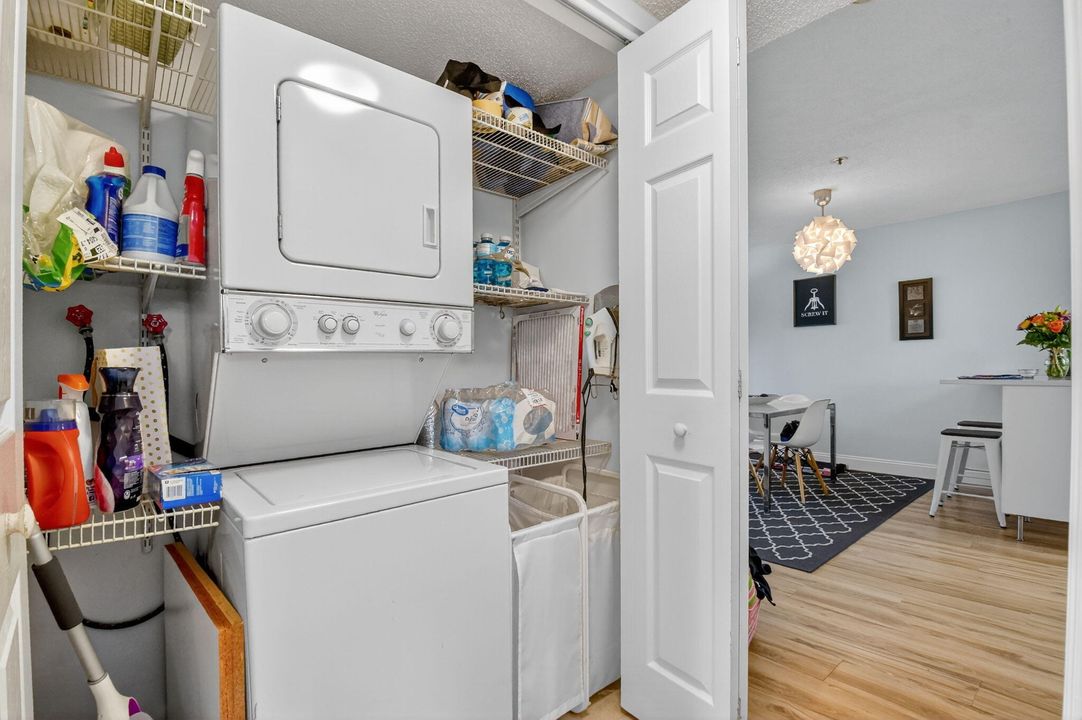 待售: $235,000 (2 贝兹, 2 浴室, 1042 平方英尺)