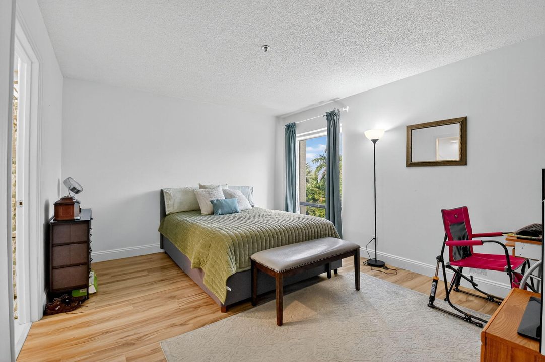 待售: $235,000 (2 贝兹, 2 浴室, 1042 平方英尺)