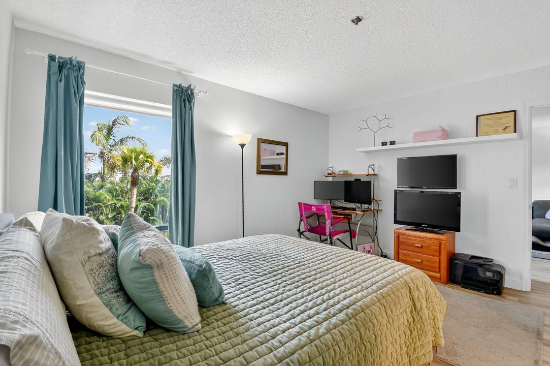 待售: $235,000 (2 贝兹, 2 浴室, 1042 平方英尺)