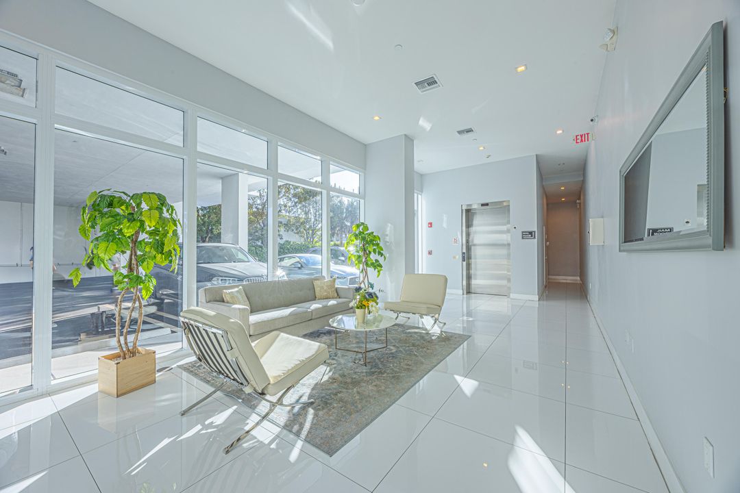 Под контрактом: $375,000 (1 спален, 1 ванн, 1032 Квадратных фут)