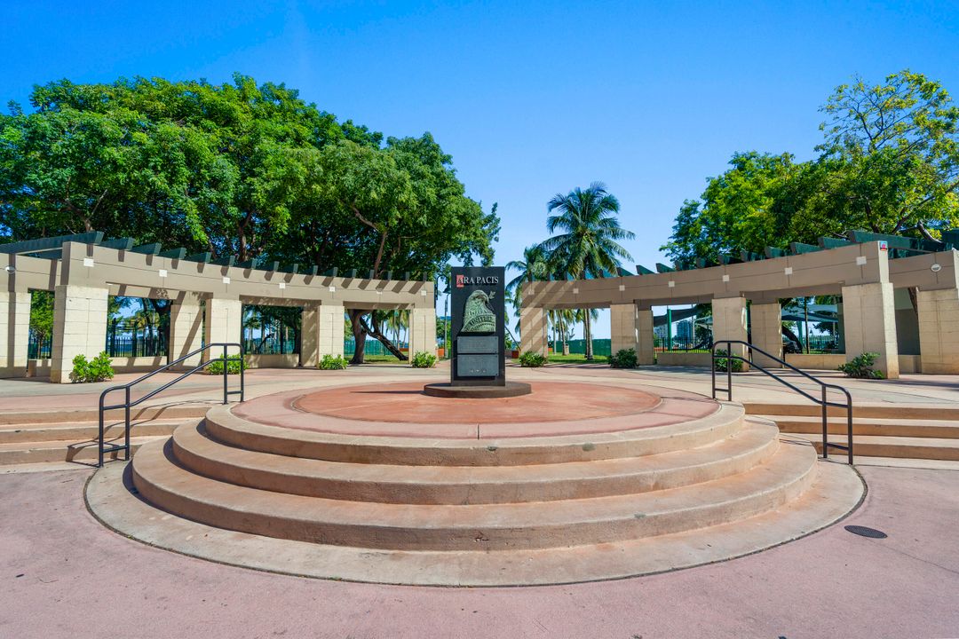 For Sale: $395,000 (1 beds, 1 baths, 841 Square Feet)