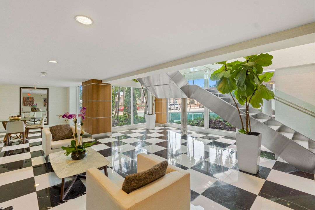 For Sale: $395,000 (1 beds, 1 baths, 841 Square Feet)