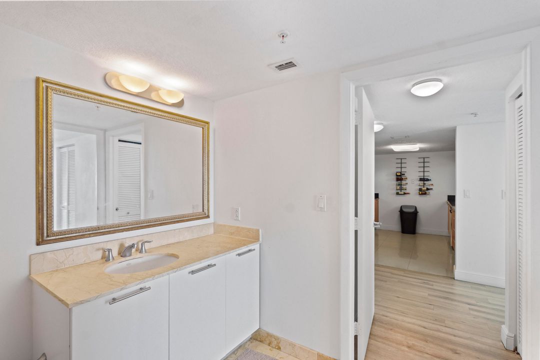 For Sale: $395,000 (1 beds, 1 baths, 841 Square Feet)
