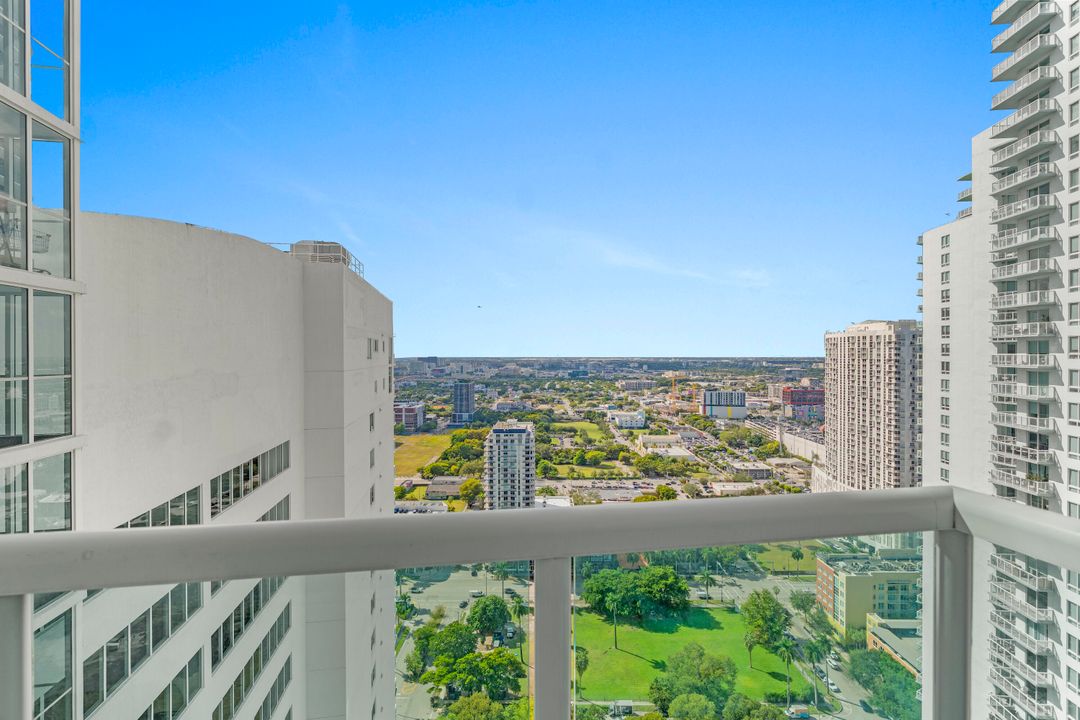 For Sale: $395,000 (1 beds, 1 baths, 841 Square Feet)