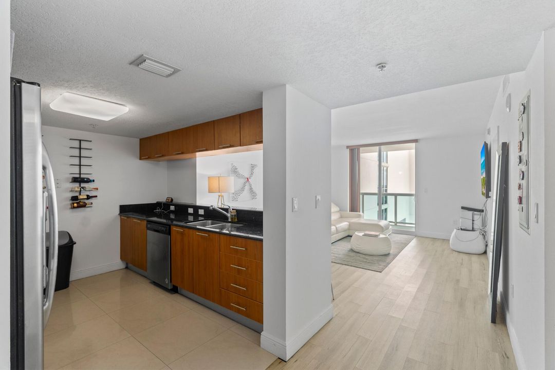 For Sale: $395,000 (1 beds, 1 baths, 841 Square Feet)