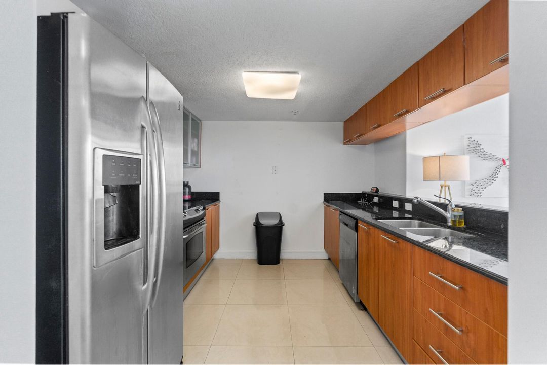 For Sale: $395,000 (1 beds, 1 baths, 841 Square Feet)