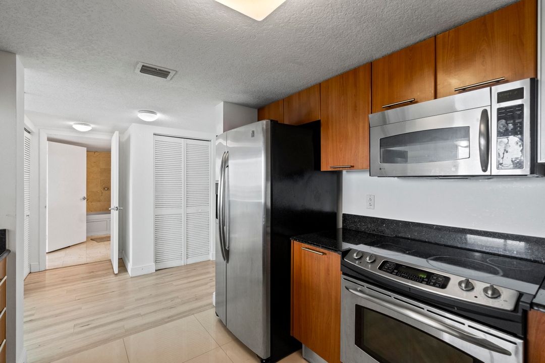 For Sale: $395,000 (1 beds, 1 baths, 841 Square Feet)
