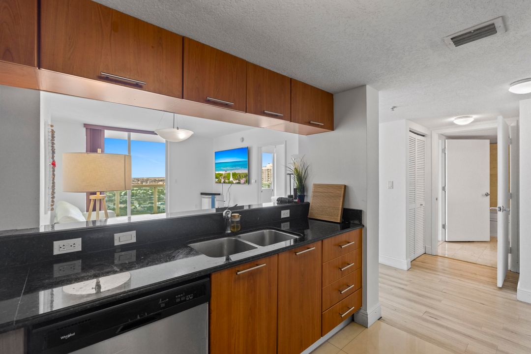 For Sale: $395,000 (1 beds, 1 baths, 841 Square Feet)