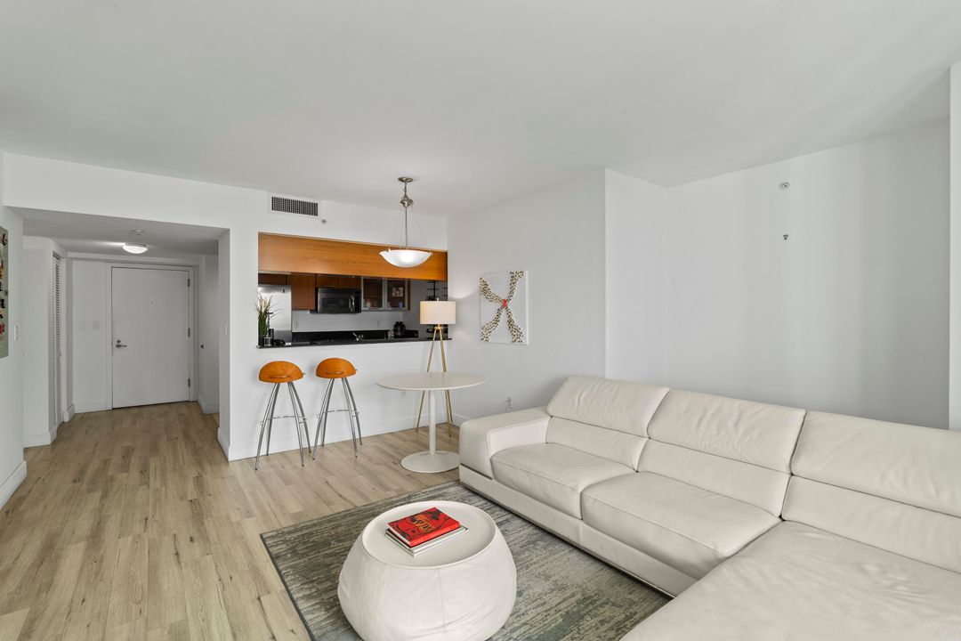 For Sale: $395,000 (1 beds, 1 baths, 841 Square Feet)