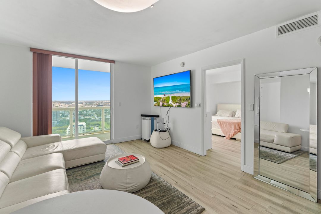 For Sale: $395,000 (1 beds, 1 baths, 841 Square Feet)