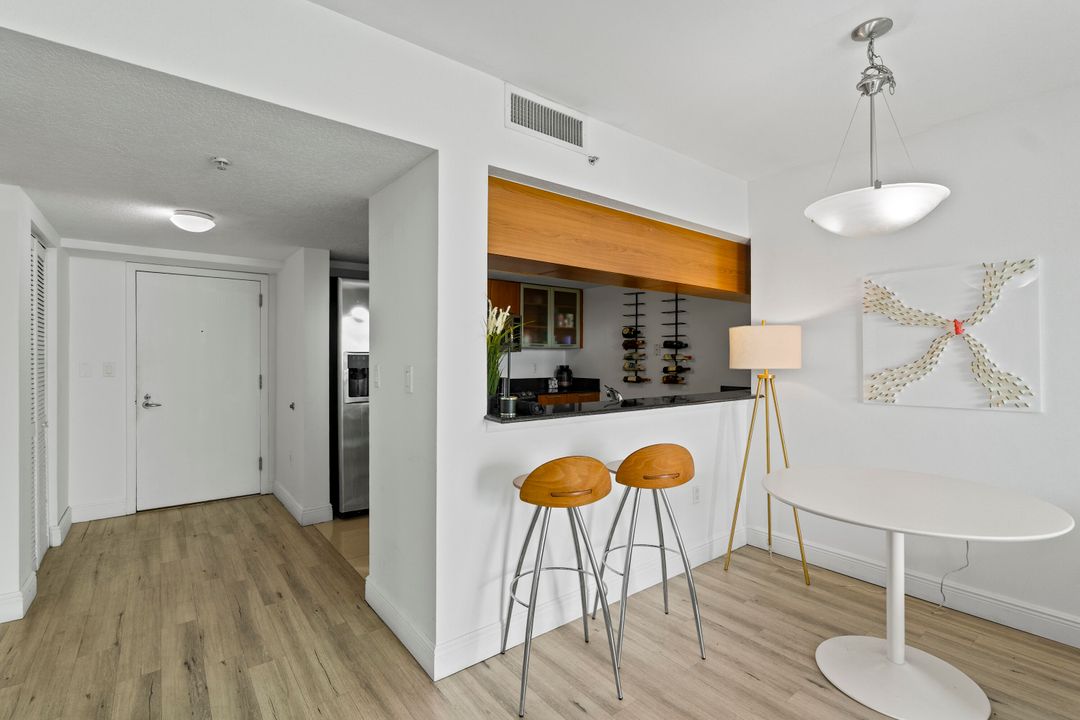 For Sale: $395,000 (1 beds, 1 baths, 841 Square Feet)