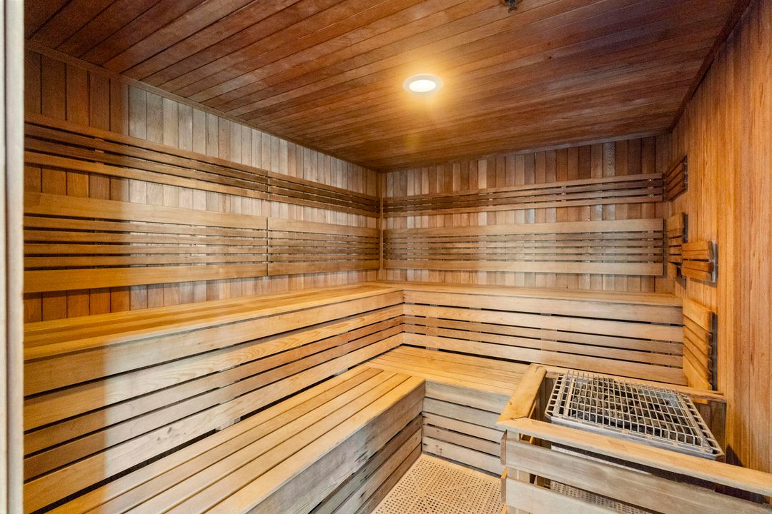 For Sale: $395,000 (1 beds, 1 baths, 841 Square Feet)