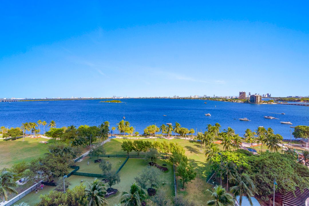 For Sale: $395,000 (1 beds, 1 baths, 841 Square Feet)