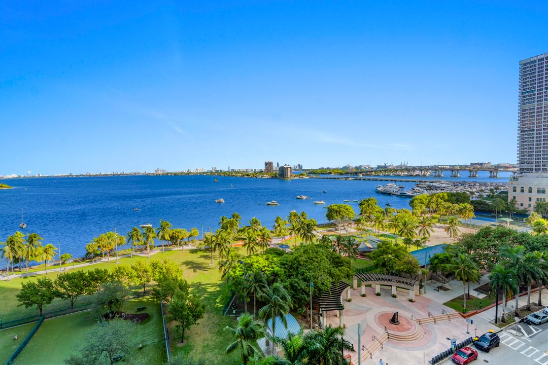 For Sale: $395,000 (1 beds, 1 baths, 841 Square Feet)