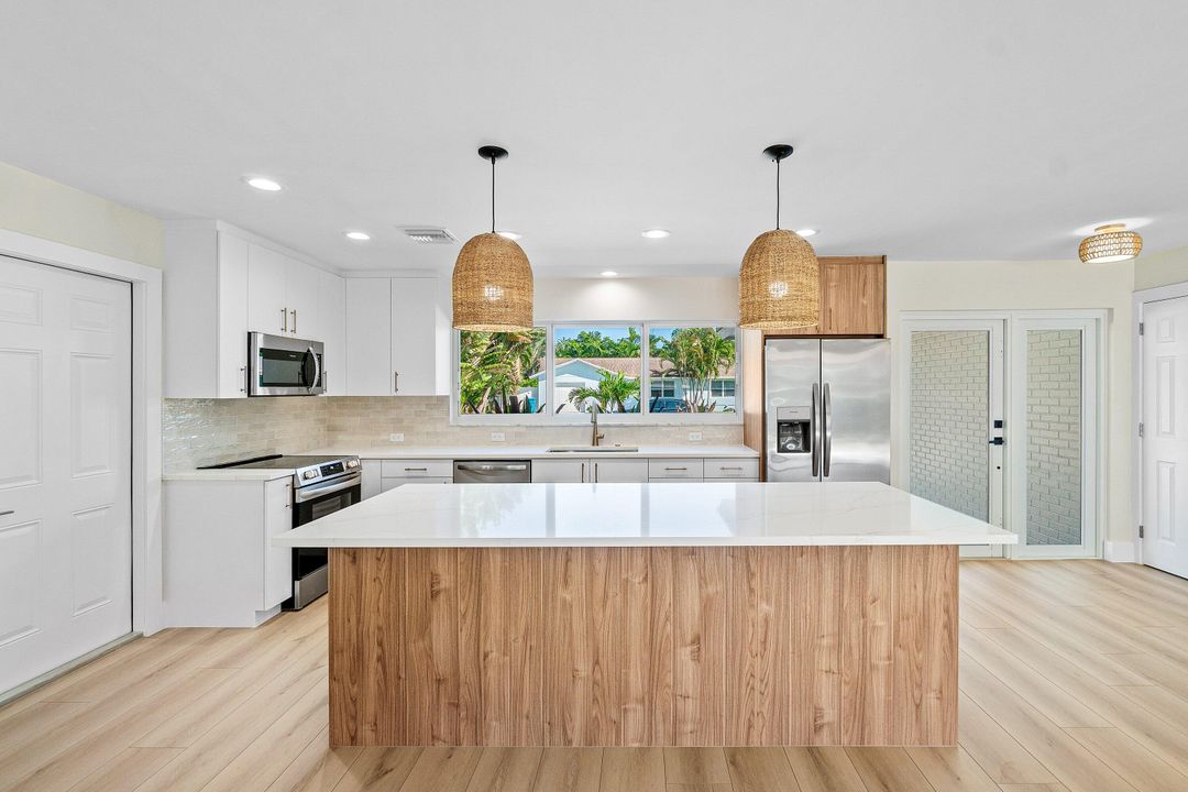 合同活跃: $775,000 (3 贝兹, 2 浴室, 1370 平方英尺)