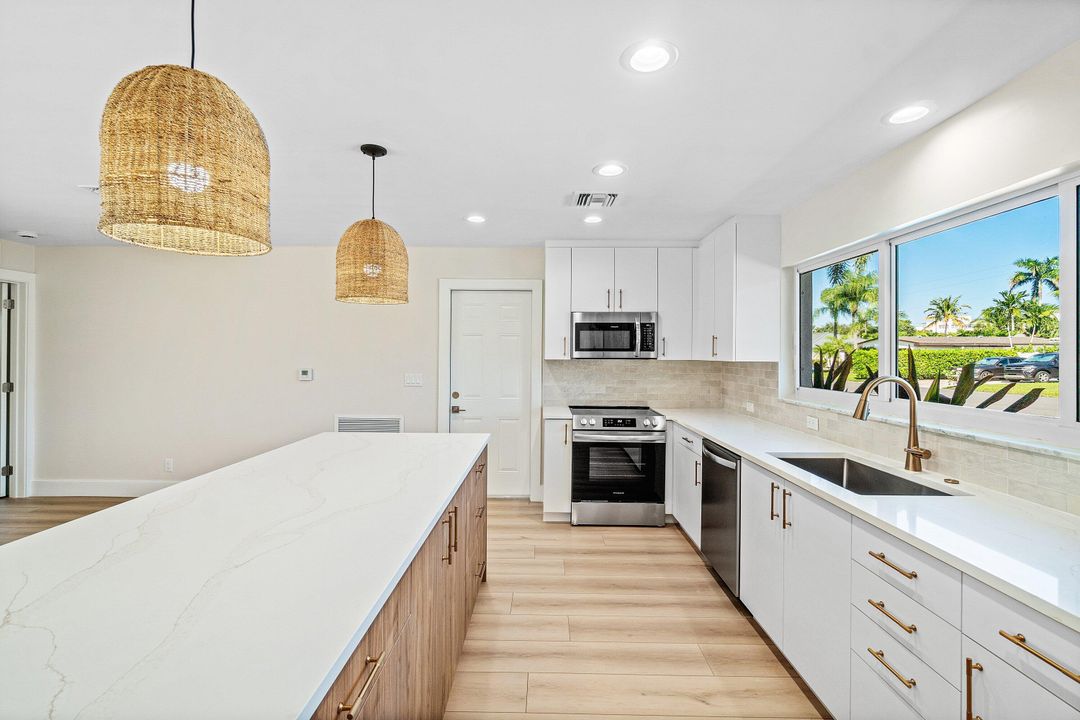 合同活跃: $775,000 (3 贝兹, 2 浴室, 1370 平方英尺)