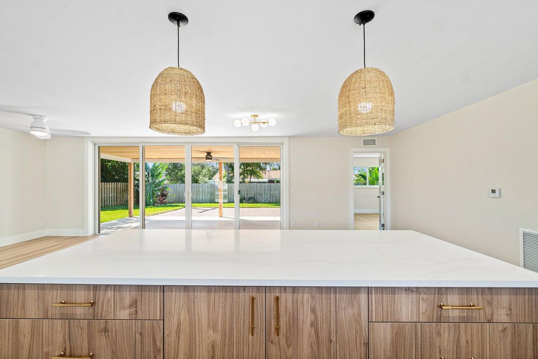 合同活跃: $775,000 (3 贝兹, 2 浴室, 1370 平方英尺)