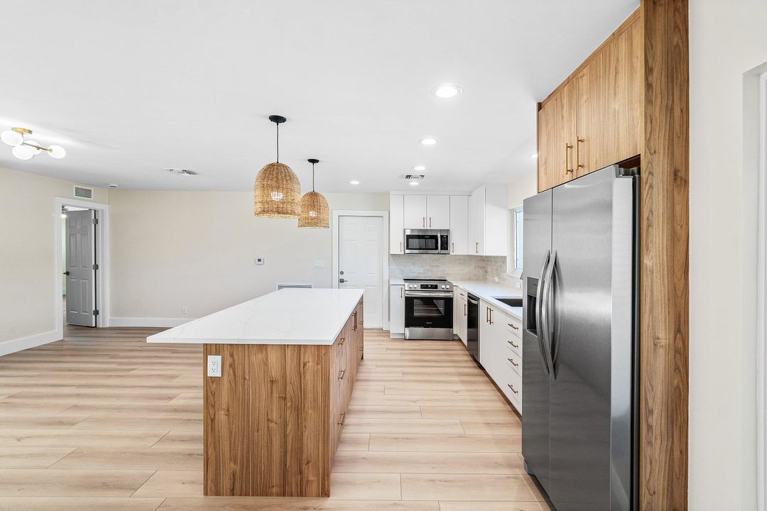 合同活跃: $775,000 (3 贝兹, 2 浴室, 1370 平方英尺)