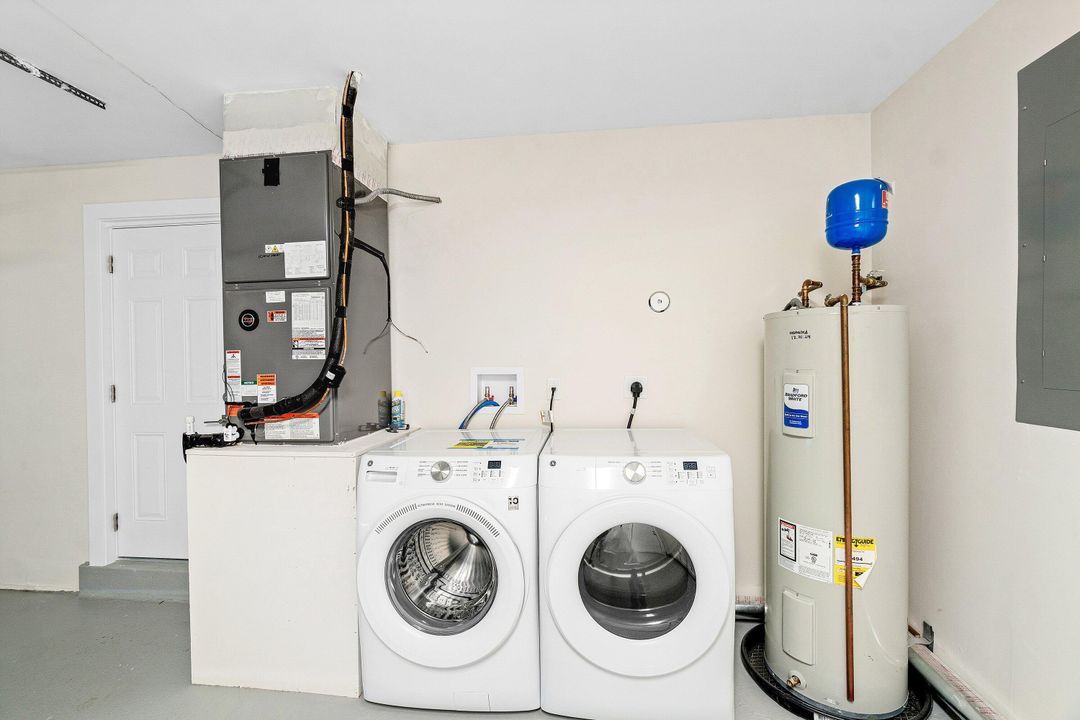 合同活跃: $775,000 (3 贝兹, 2 浴室, 1370 平方英尺)