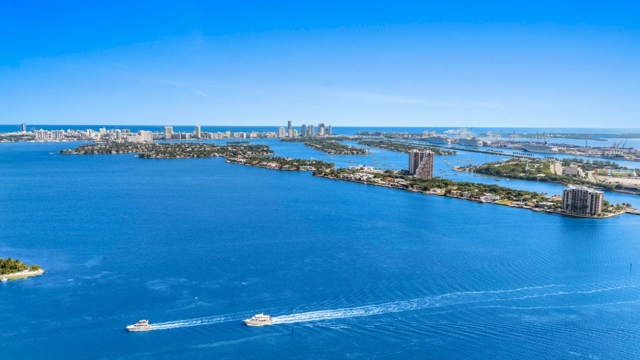 For Sale: $395,000 (1 beds, 1 baths, 841 Square Feet)