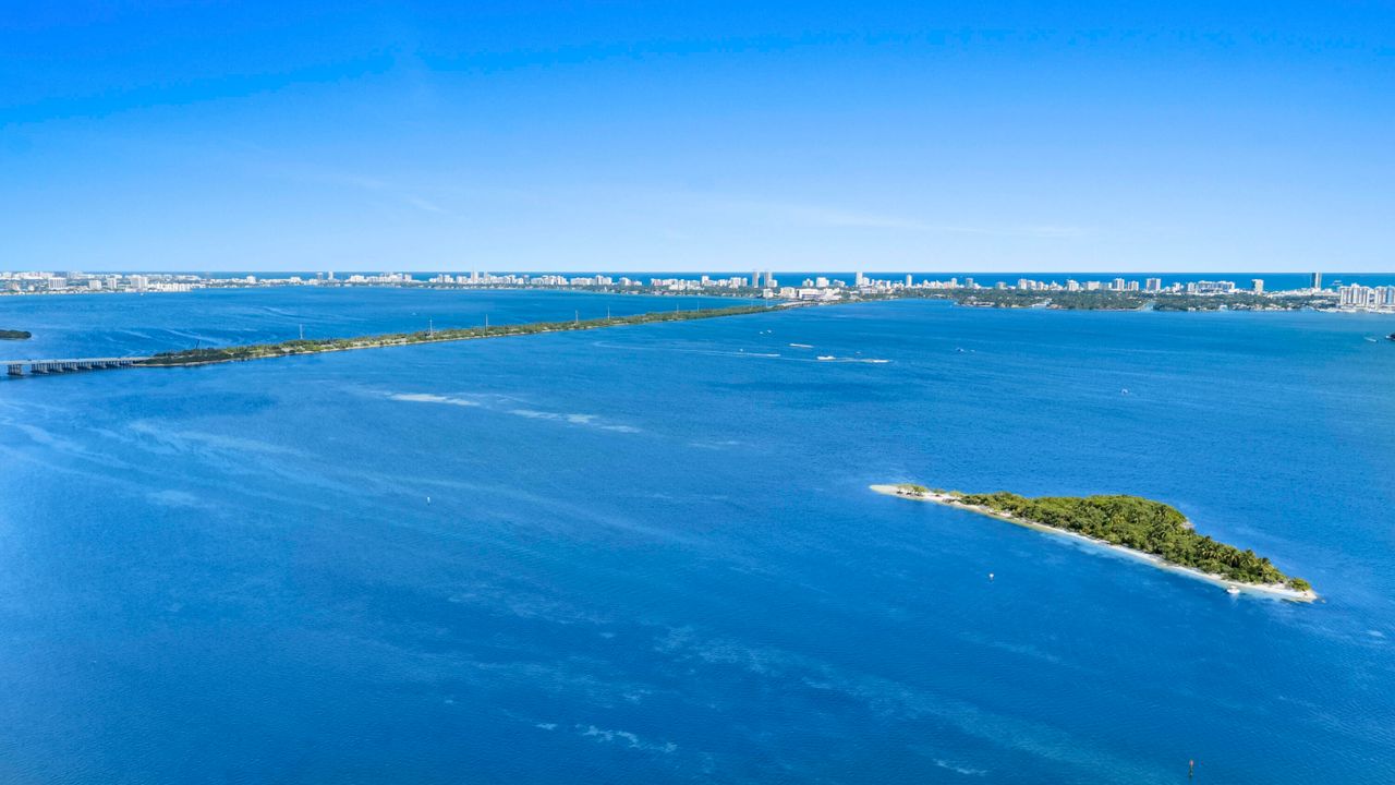 For Sale: $395,000 (1 beds, 1 baths, 841 Square Feet)