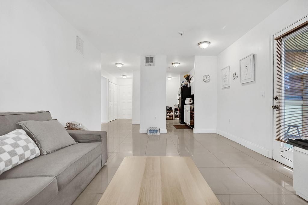 Vendido Recientemente: $180,000 (2 camas, 2 baños, 1088 Pies cuadrados)