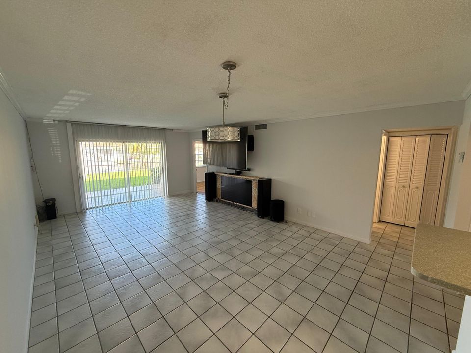 For Rent: $2,600 (2 beds, 2 baths, 1143 Square Feet)