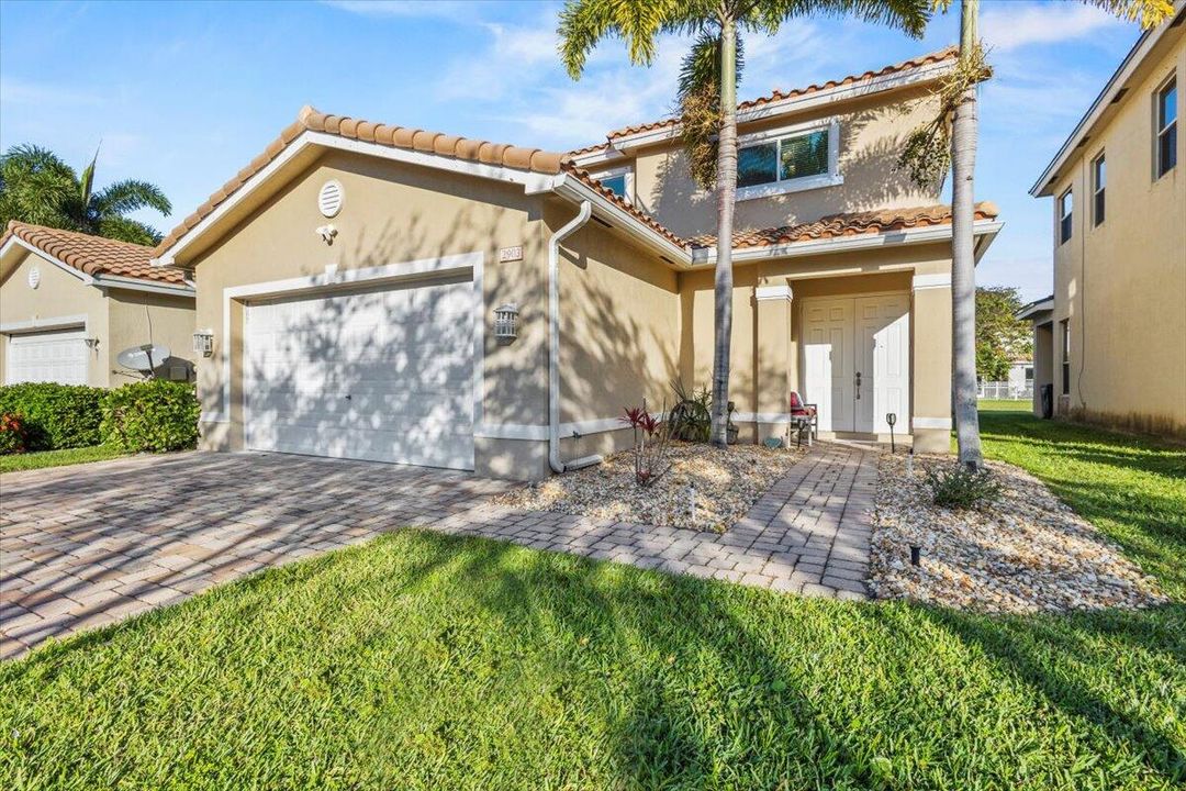 合同活跃: $450,000 (3 贝兹, 2 浴室, 2223 平方英尺)