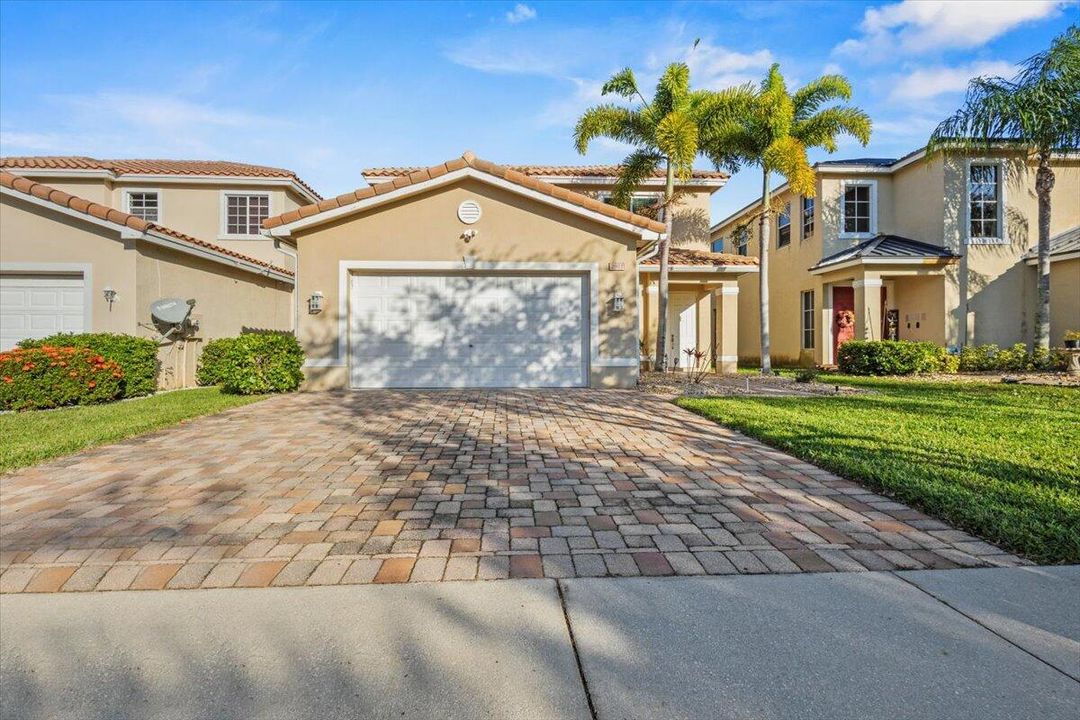 合同活跃: $450,000 (3 贝兹, 2 浴室, 2223 平方英尺)