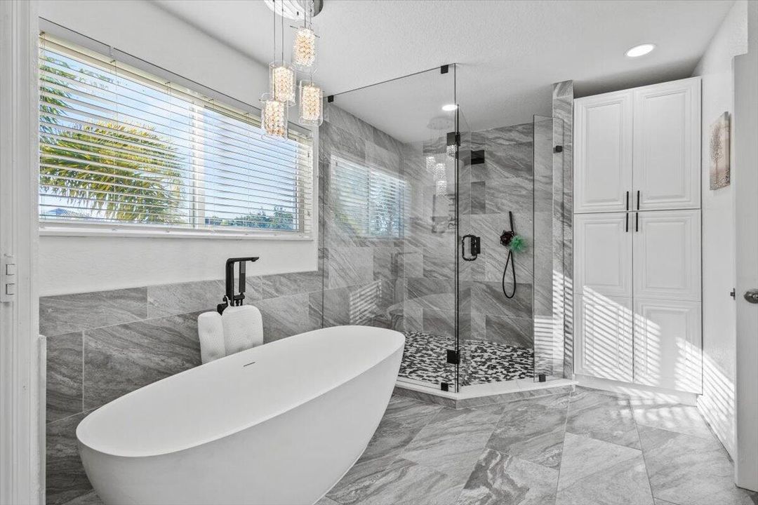 合同活跃: $450,000 (3 贝兹, 2 浴室, 2223 平方英尺)