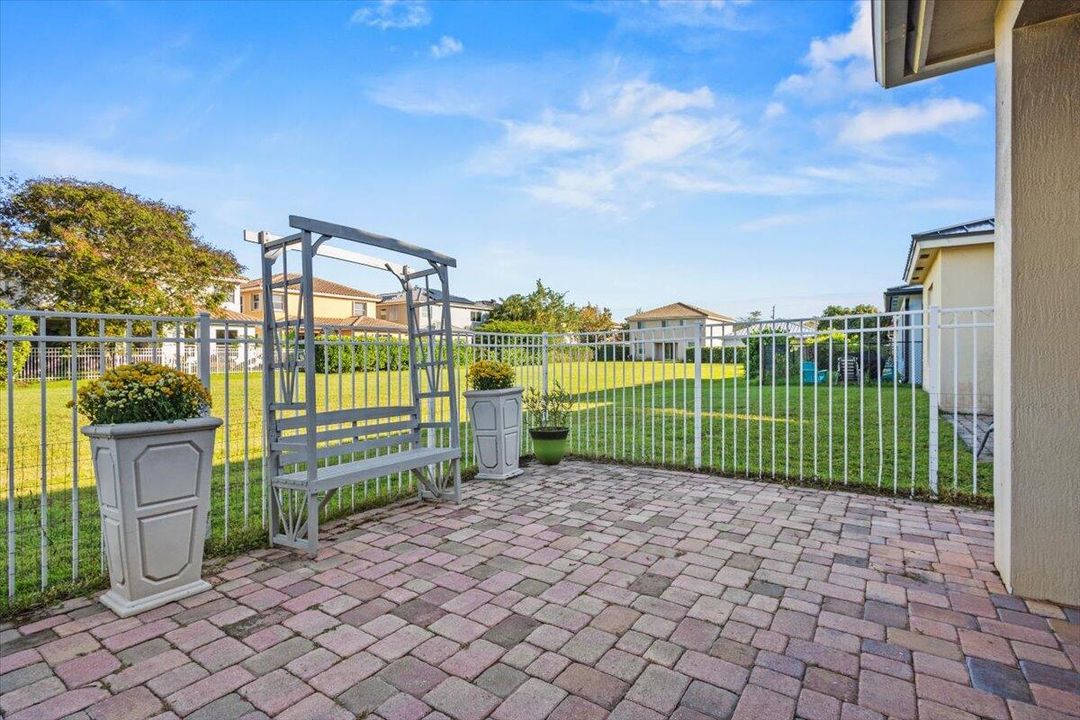 合同活跃: $450,000 (3 贝兹, 2 浴室, 2223 平方英尺)