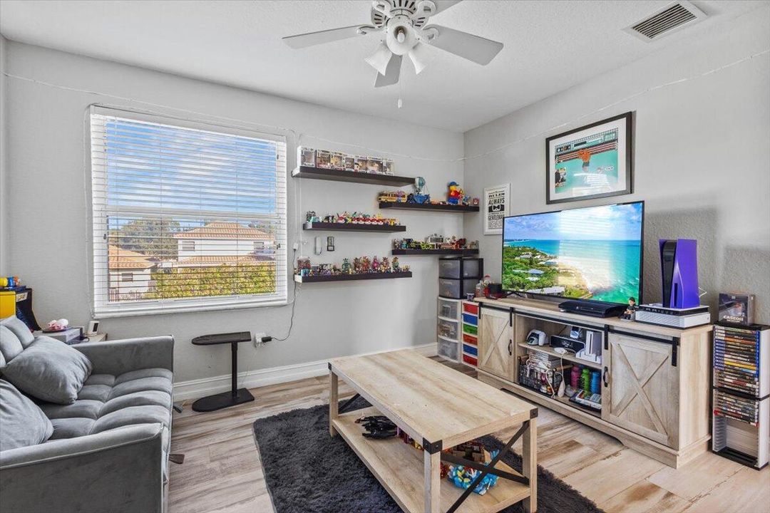 合同活跃: $450,000 (3 贝兹, 2 浴室, 2223 平方英尺)