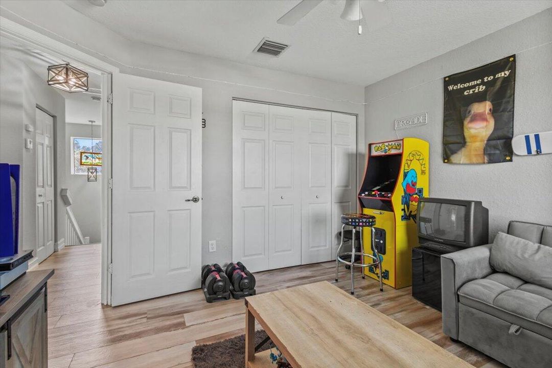 合同活跃: $450,000 (3 贝兹, 2 浴室, 2223 平方英尺)