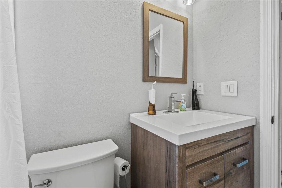 合同活跃: $450,000 (3 贝兹, 2 浴室, 2223 平方英尺)