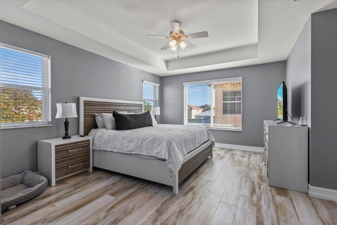 合同活跃: $450,000 (3 贝兹, 2 浴室, 2223 平方英尺)