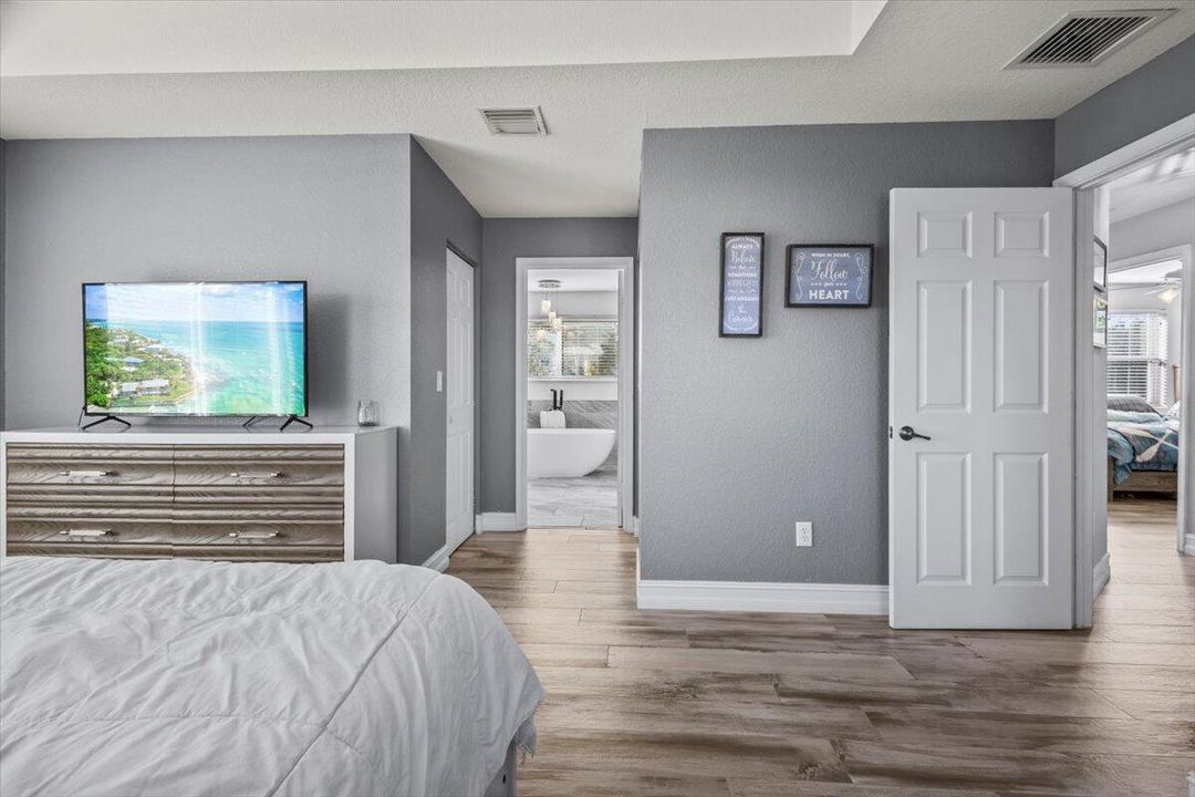 合同活跃: $450,000 (3 贝兹, 2 浴室, 2223 平方英尺)