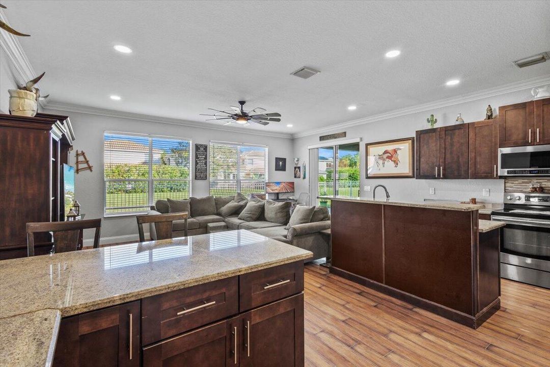 合同活跃: $450,000 (3 贝兹, 2 浴室, 2223 平方英尺)