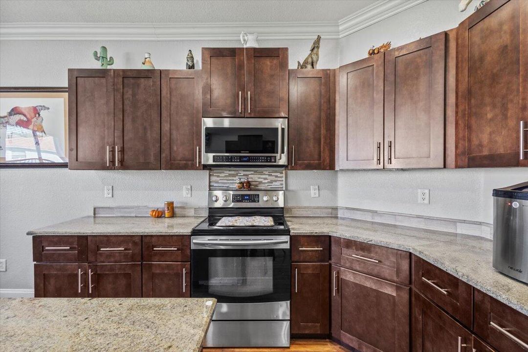 合同活跃: $450,000 (3 贝兹, 2 浴室, 2223 平方英尺)