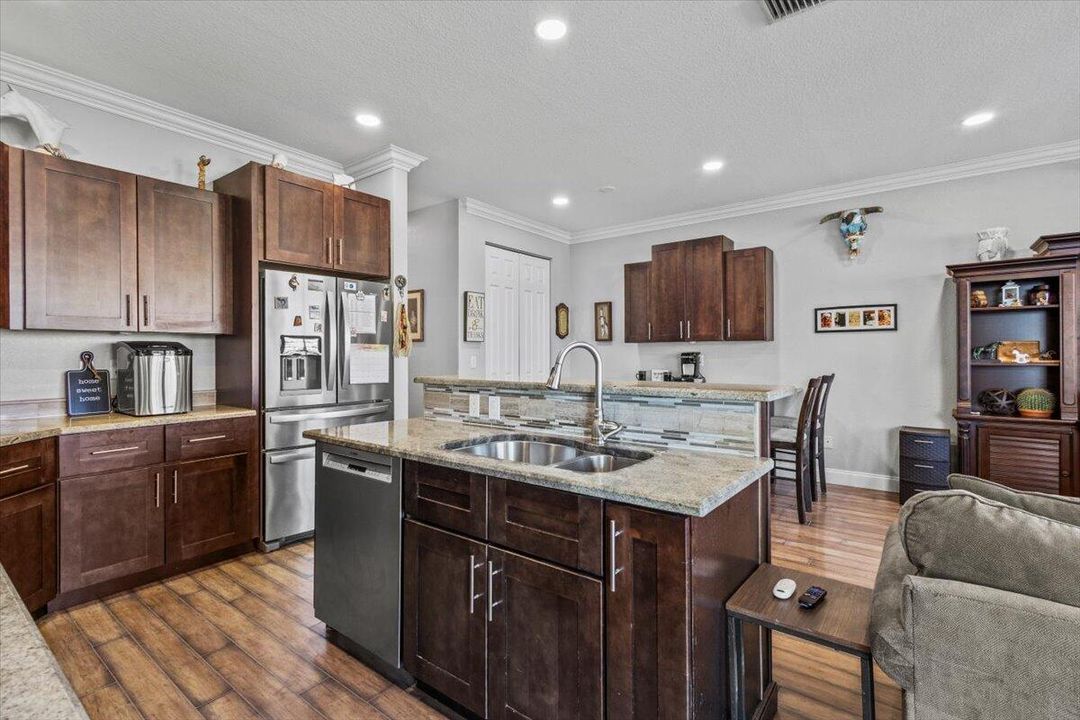 合同活跃: $450,000 (3 贝兹, 2 浴室, 2223 平方英尺)