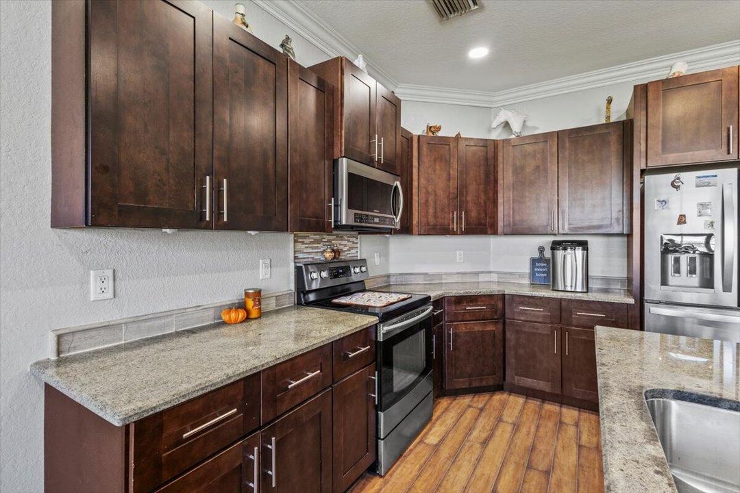 合同活跃: $450,000 (3 贝兹, 2 浴室, 2223 平方英尺)