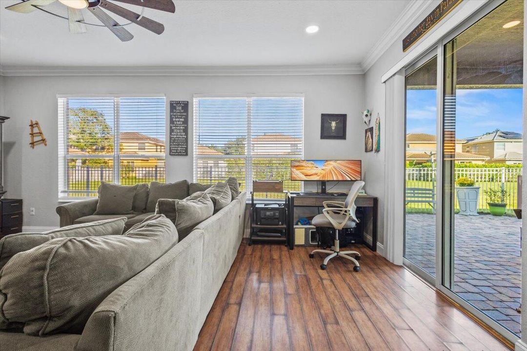 合同活跃: $450,000 (3 贝兹, 2 浴室, 2223 平方英尺)