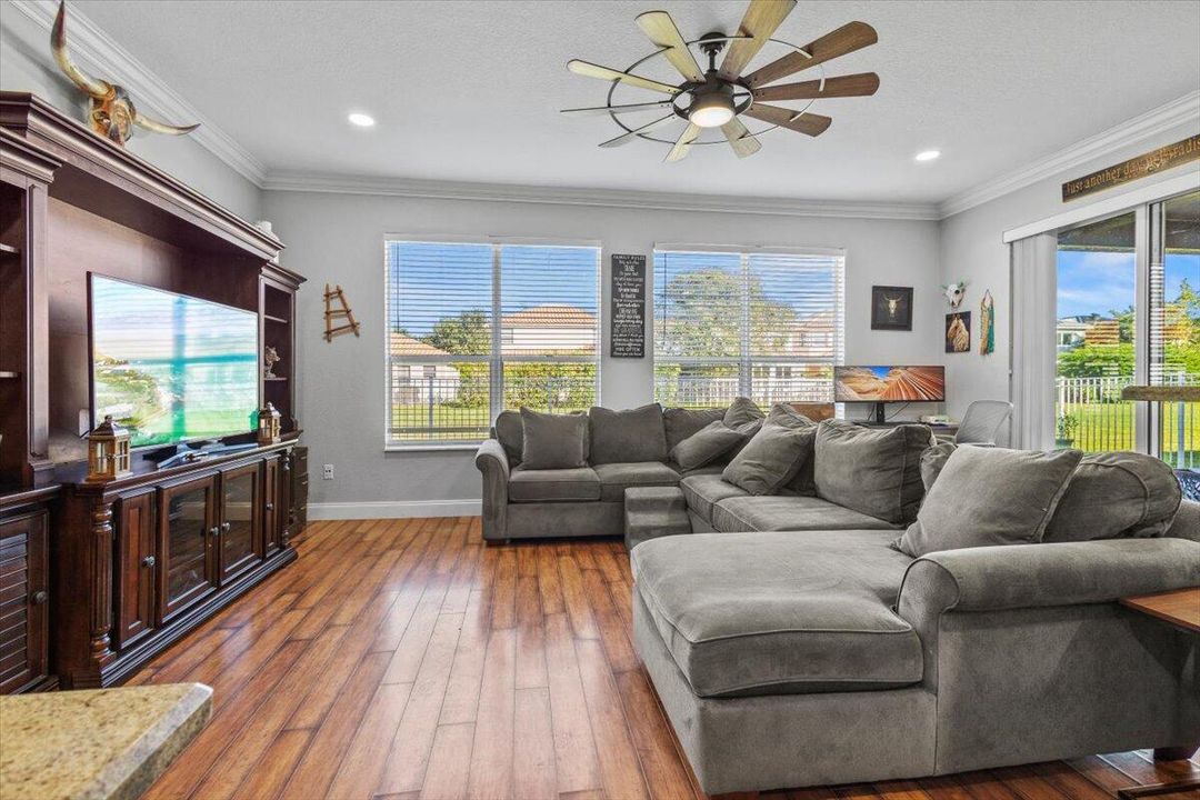 合同活跃: $450,000 (3 贝兹, 2 浴室, 2223 平方英尺)