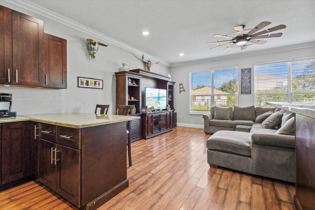 合同活跃: $450,000 (3 贝兹, 2 浴室, 2223 平方英尺)