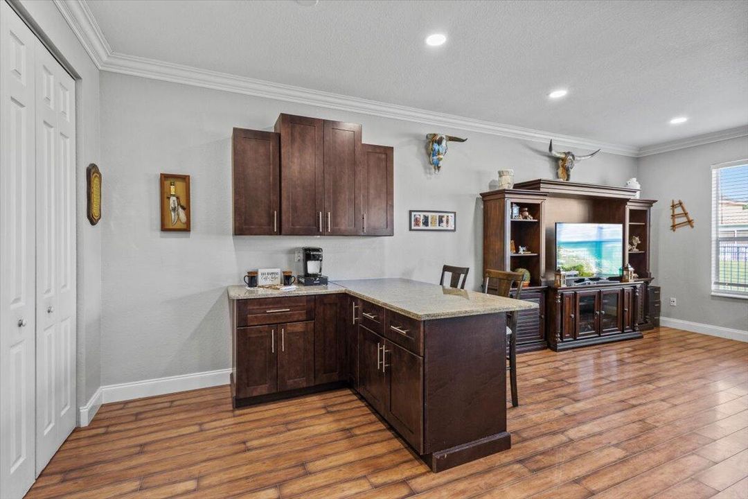 合同活跃: $450,000 (3 贝兹, 2 浴室, 2223 平方英尺)