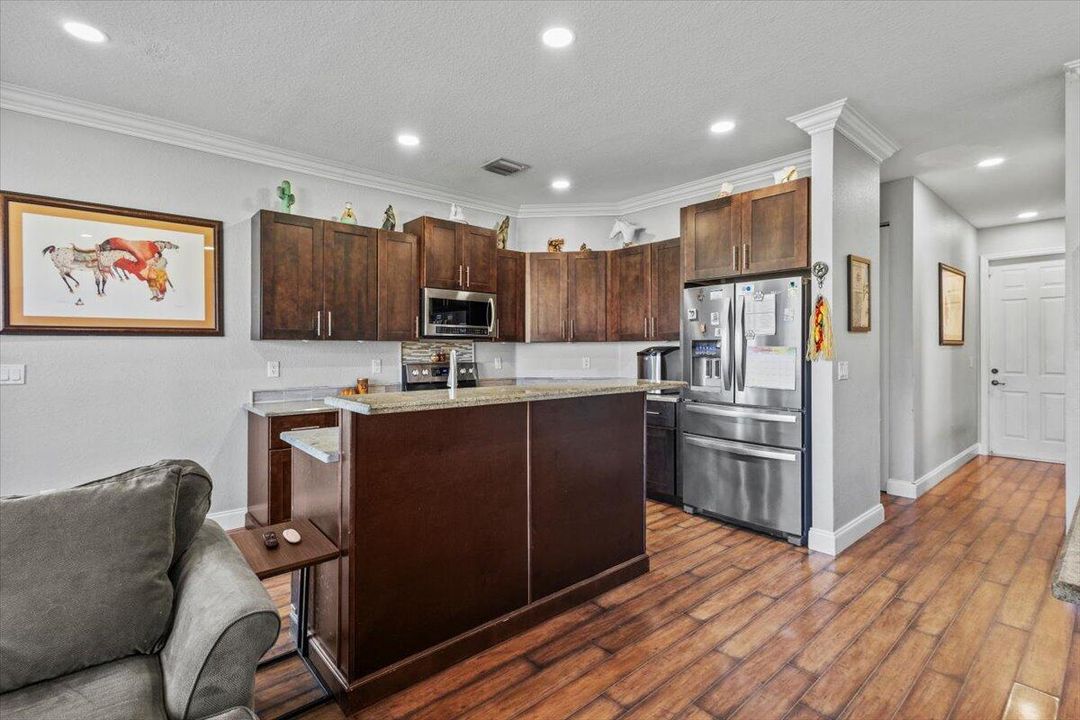 合同活跃: $450,000 (3 贝兹, 2 浴室, 2223 平方英尺)