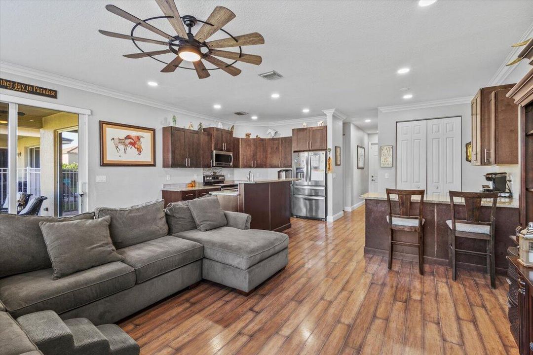 合同活跃: $450,000 (3 贝兹, 2 浴室, 2223 平方英尺)