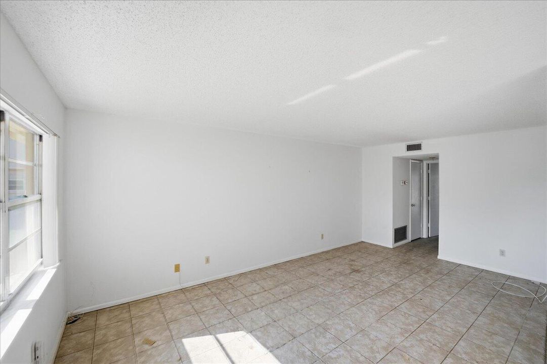 For Sale: $94,900 (1 beds, 1 baths, 800 Square Feet)