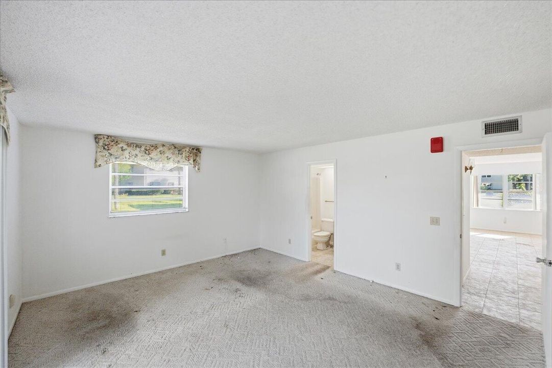 For Sale: $94,900 (1 beds, 1 baths, 800 Square Feet)